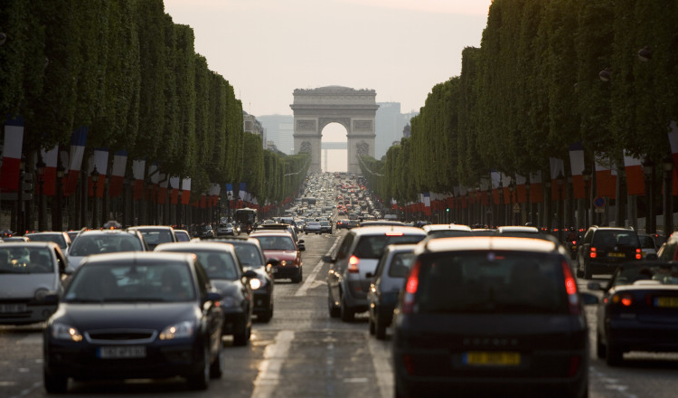 Peste 10 milioane de francezi care merg cu mașina la serviciu vor primi bani de carburant, din 2023