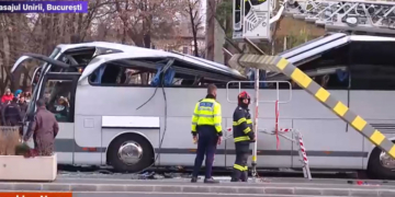 Nou accident la Pasajul Unirii. Un autocar cu turiști străini a intrat în limitarorul de înălțime, 4 persoane au fost rănite grav