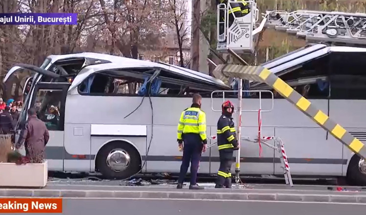 Nou accident la Pasajul Unirii. Un autocar cu turiști străini a intrat în limitarorul de înălțime, 4 persoane au fost rănite grav