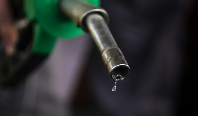 Guvernul suspendă compensarea cu 50 de bani a prețului carburanților de la 1 ianuarie. Ciucă: Dacă prețurile cresc, o aplicăm din nou