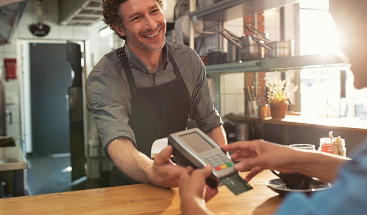 Bacșișul se trece pe nota de plată și se impozitează, din 2023. Legea a fost promulgată