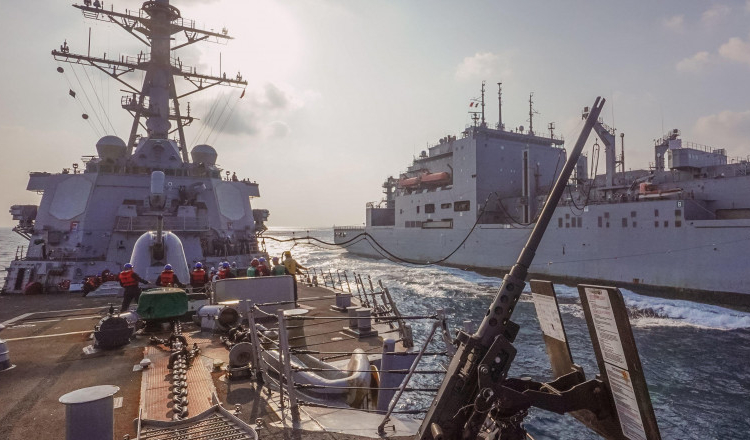 Tensiuni în strâmtoarea Ormuz. Un vas iranian s-a apropiat periculos de o navă SUA, americanii au folosit raze laser