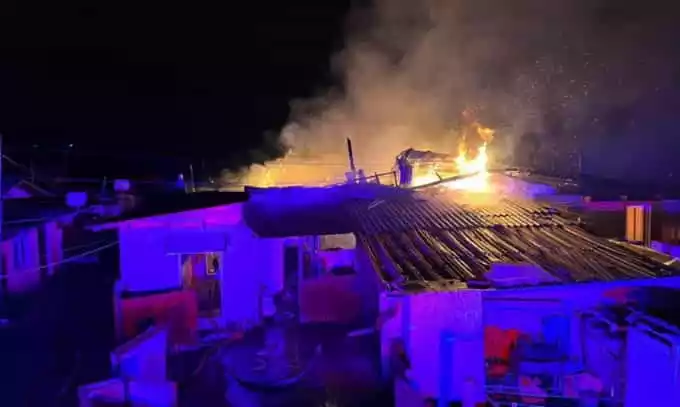 Un bărbat a murit carbonizat, iar 11 familii au rămas pe drumuri, în urma unui incendiu care a avut loc în Sighișoara