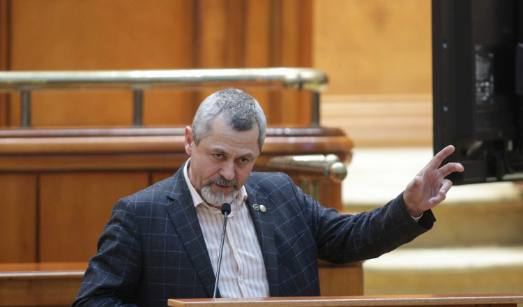 Deputatul AUR care și-a bătut soția dă vina pe ea că era geloasă: „A reușit să fugă în curtea vecinului, membru PSD”