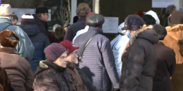 Scandal la ghișeele de impozite. Unii pensionari s-au așezat la coadă de la 4 dimineața și s-au revoltat că au intrat alții înainte