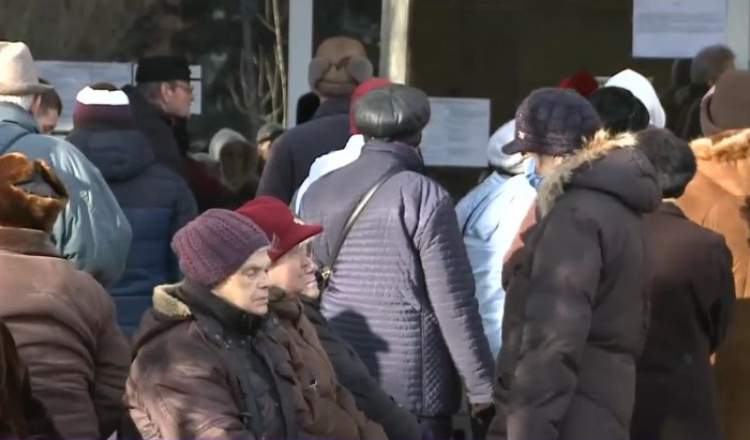 Scandal la ghișeele de impozite. Unii pensionari s-au așezat la coadă de la 4 dimineața și s-au revoltat că au intrat alții înainte
