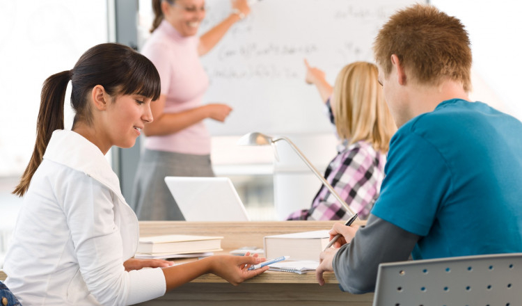 O femeie de 29 de ani s-a prefăcut că este elevă de liceu și a participat la ore fără ca nimeni să observe