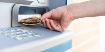 În loc să le păzească, le golea de bani. Agent de pază acuzat că a furat 330.000 de lei din bancomatele băncii pentru care lucra