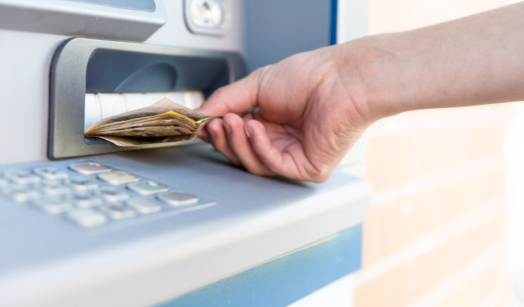 În loc să le păzească, le golea de bani. Agent de pază acuzat că a furat 330.000 de lei din bancomatele băncii pentru care lucra