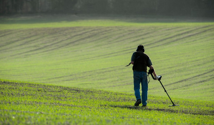 Un bărbat de 28 de ani s-a ales cu dosar penal după ce a încercat să vândă două detectoare de metale pe internet