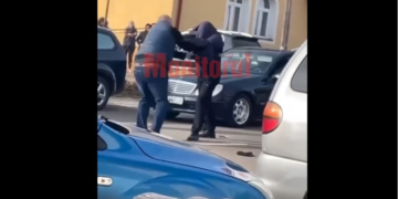 Doi părinți s-au bătut în fața unei școli din județul Suceava. Scandalul ar fi pornit de la o învățătoare nouă