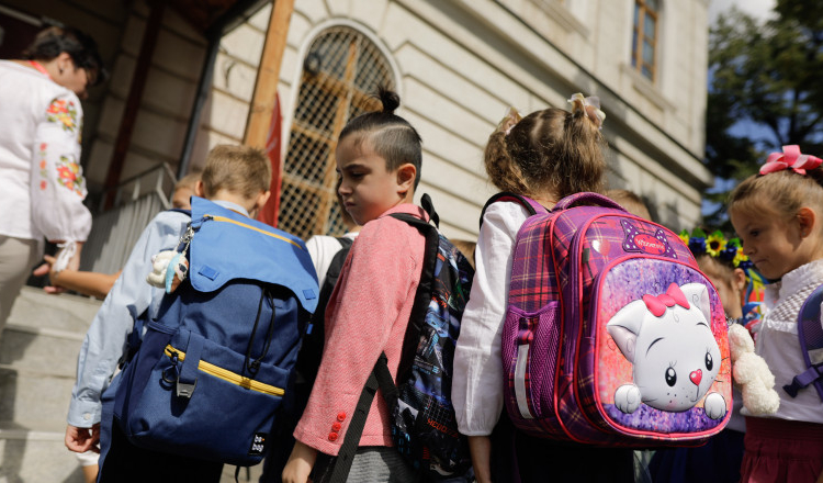 Elevii se întorc luni la cursuri. Ce zile libere urmează în anul şcolar organizat pe module