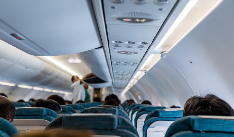 Un bărbat a urinat pe o femeie în timpul unui zbor de la New York la Delhi