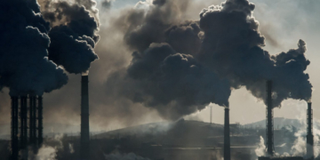 Comisia Europeană cere României și altor 13 state să reducă poluarea atmosferică