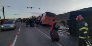 Un autocar cu 52 de persoane a fost implicat într-un accident rutier în județul Cluj