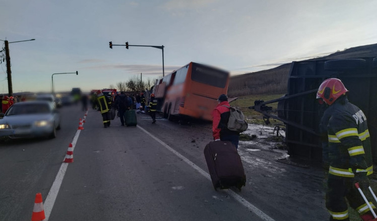 Un autocar cu 52 de persoane a fost implicat într-un accident rutier în județul Cluj
