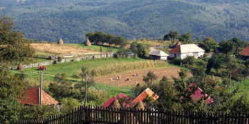 Comuna cea mai mică din România are locuitori cât să încapă într-un bloc