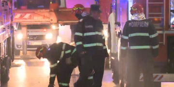Trei adulți și o fetiță de doi ani, răniți într-un incendiu izbucnit într-un apartament. Aproape 30 de persoane s-au autoevacuat