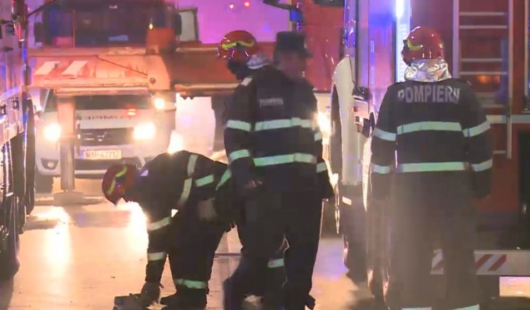 Trei adulți și o fetiță de doi ani, răniți într-un incendiu izbucnit într-un apartament. Aproape 30 de persoane s-au autoevacuat