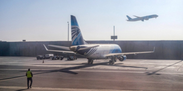Un bărbat a fost înghițit de motorul unui avion pe un aeroport din SUA