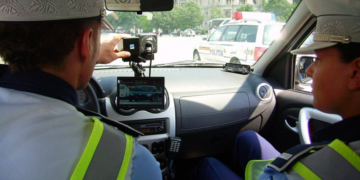 Un șofer a condus cu 152 de km/oră într-un cartier din Arad. Nu avea la el niciun document
