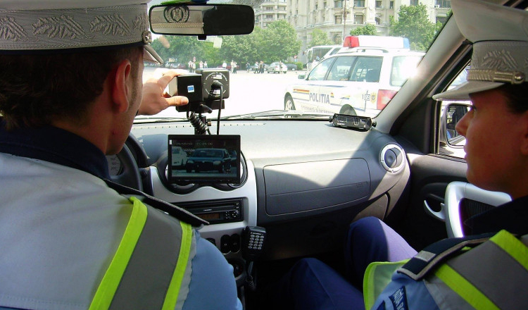 Un șofer a condus cu 152 de km/oră într-un cartier din Arad. Nu avea la el niciun document