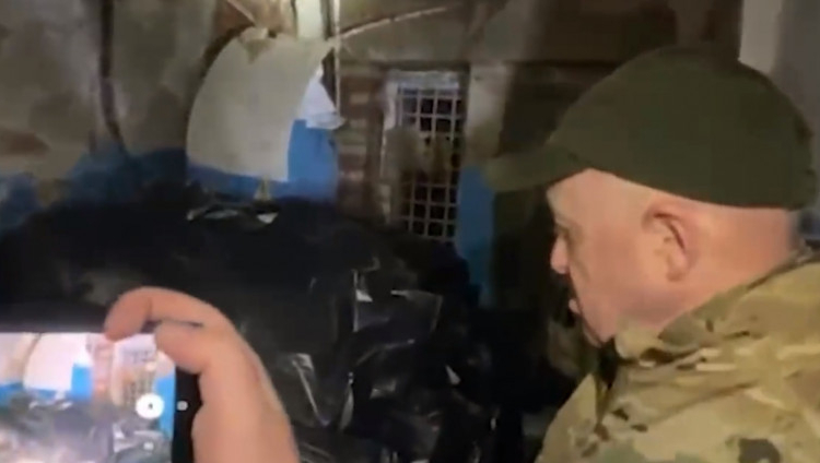 „Veneau ca insectele”. În Bahmut, cel mai fierbinte punct de pe front, rușii luptă și o săptămână pentru o singură casă