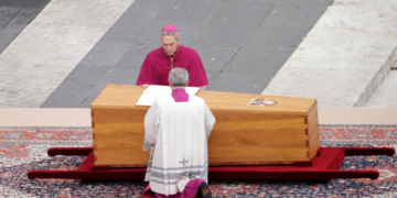 Zeci de mii de oameni asistă în tăcere la funeraliile fostului papă Benedict al XVI-lea. Trupul va fi închis în trei sicrie