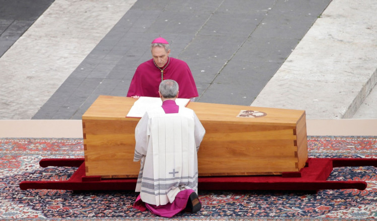 Zeci de mii de oameni asistă în tăcere la funeraliile fostului papă Benedict al XVI-lea. Trupul va fi închis în trei sicrie