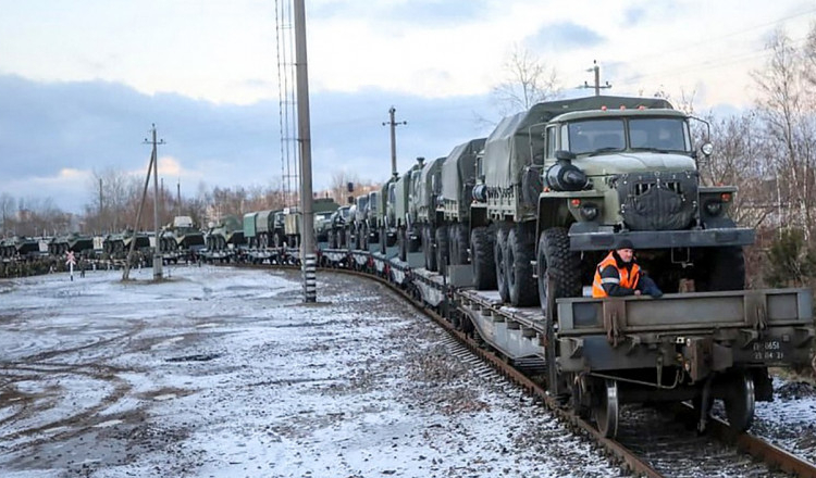 Un tren cu soldați ruși și echipamente de război a sosit în Belarus, iar Lukașenko a vizitat o bază militară