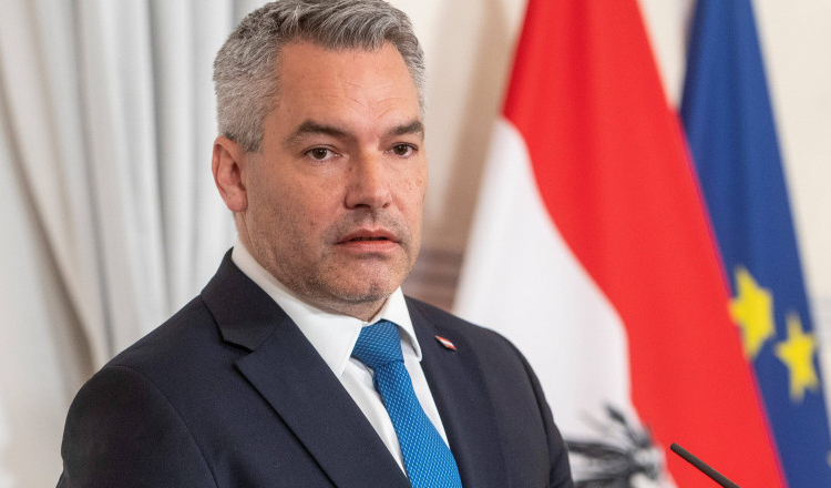 Comisia Europeană îl refuză pe Nehammer: Dacă dăm bani pe ziduri și garduri nu ne mai rămân pentru alte lucruri