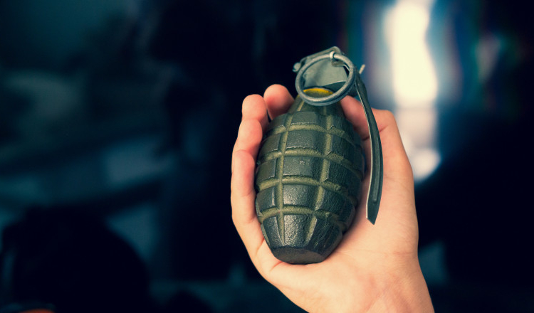 Grenadă agățată de gard, în Sintești. Au fost chemați pirotehniștii și mascații