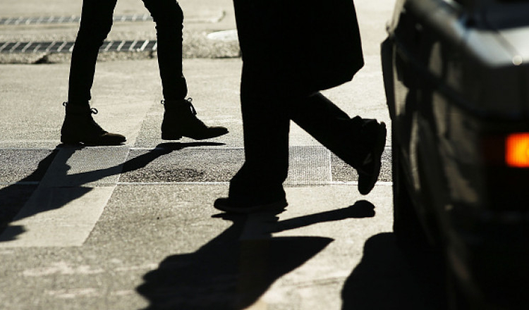 Femeie lovită pe trecerea de pietoni de o mașină a MApN