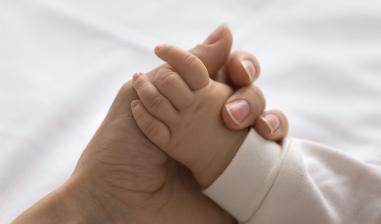 Un bebeluș de 6 luni din Olt a murit la o zi după externarea din Spitalul Județean Slatina. Poliția a deschis dosar penal