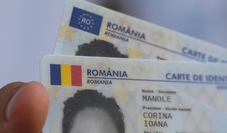 Buletinele electronice ale românilor vor fi eliberate până la finalul anului, gratuit. Ce modificări aduc cărțile de identitate cu cip