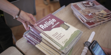 Arhiepiscopia Iaşilor organizează interviuri pentru cei care vor să predea religia în școli. Trebuie să aibă recomandare de la duhovnic