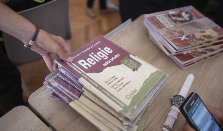 Arhiepiscopia Iaşilor organizează interviuri pentru cei care vor să predea religia în școli. Trebuie să aibă recomandare de la duhovnic