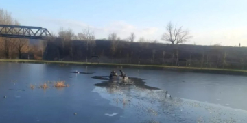 Doi copii, salvați dintr-un lac din Râmnicu Vâlcea, după ce gheața s-a rupt sub ei