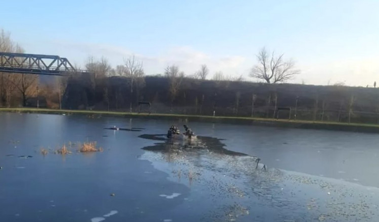 Doi copii, salvați dintr-un lac din Râmnicu Vâlcea, după ce gheața s-a rupt sub ei