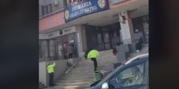 Un bărbat a intrat cu un topor și a devastat sediul Primăriei Hațeg. Apoi a amenințat că se aruncă de pe acoperiș