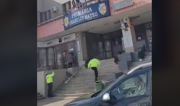 Un bărbat a intrat cu un topor și a devastat sediul Primăriei Hațeg. Apoi a amenințat că se aruncă de pe acoperiș