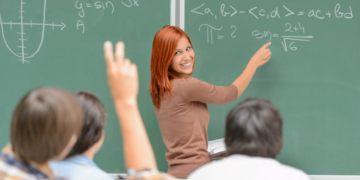 Elevii cu performanțe școlare vor putea promova 2 ani de studii într-un singur an școlar. Cresc și bursele de merit