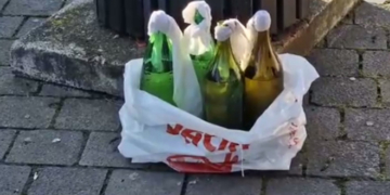 Cocktail-uri Molotov, găsite pe stradă, în fața Catedralei Ortodoxe din Alba Iulia