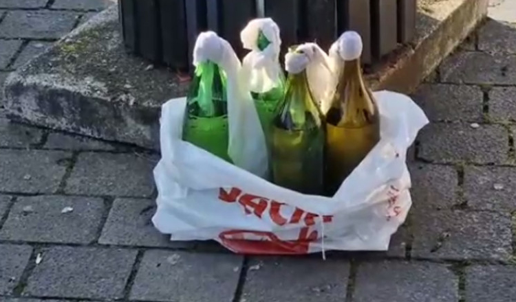 Cocktail-uri Molotov, găsite pe stradă, în fața Catedralei Ortodoxe din Alba Iulia