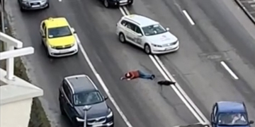 Un bărbat a căzut în mijlocul unui bulevard din Alba Iulia și șoferii au încetinit și l-au ocolit