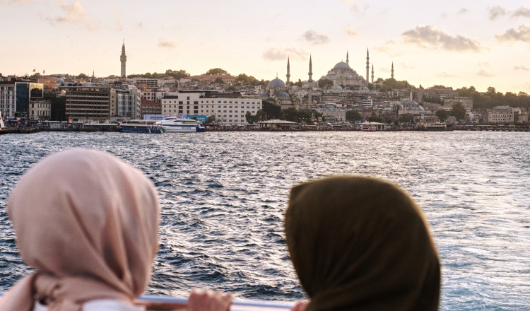 Un feribot din Istanbul este transformat în „locuință plutitoare” pentru 1.200 de sinistrați din Turcia