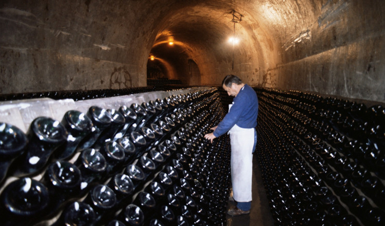 Francezii au găsit soluția la surplusul de vin. Îl transformă în alcool industrial