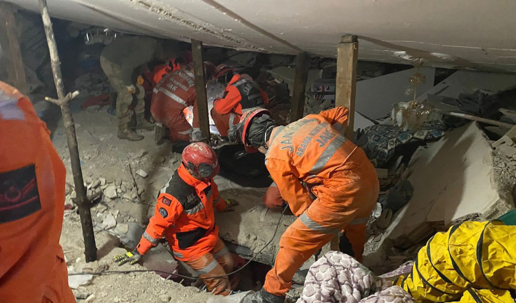 O clădire prăbușită este un loc „ostil, îngrozitor”. Un expert în căutări explică prin ce trec oamenii prinși între dărâmături