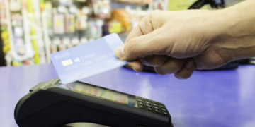 Un an și jumătate de închisoare pentru cumpărături de 297 de lei, făcute cu un card bancar găsit pe stradă