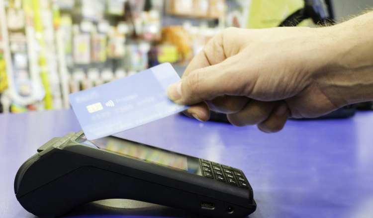 Un an și jumătate de închisoare pentru cumpărături de 297 de lei, făcute cu un card bancar găsit pe stradă